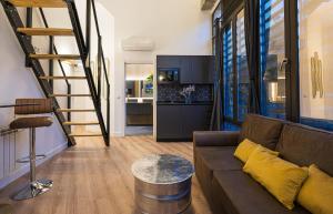 sala de estar con sofá marrón y cocina en ººIM La Latina-City Centre-WiFi-AC-SmartTVºº, en Madrid
