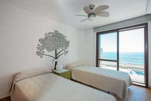 Ένα ή περισσότερα κρεβάτια σε δωμάτιο στο Costa Tropical Sea View House with Heated Pool and Sauna