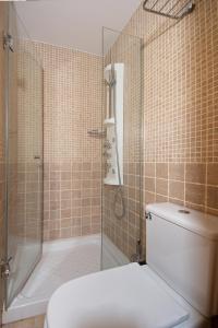 Ένα μπάνιο στο Costa Tropical Sea View House with Heated Pool and Sauna