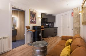 a living room with a couch and a kitchen at ººººIM La Latina-City Centre-WiFi-AC-SmartTVºººº in Madrid