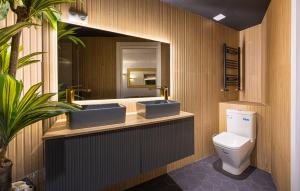 a bathroom with two sinks and a toilet at ººººIM La Latina-City Centre-WiFi-AC-SmartTVºººº in Madrid