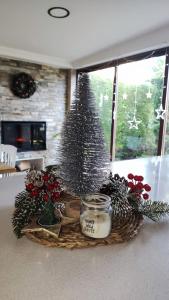 una mostra natalizia con un albero di Natale su un tavolo di As Pagonas a Moaña