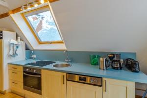 Kuchyň nebo kuchyňský kout v ubytování L'Hirondelle - La Cipière Gîtes