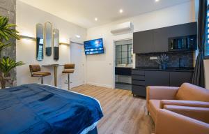 Un dormitorio con una cama y una sala de estar. en B IM La Latina-City Centre-WiFi-AC-SmartTV B, en Madrid