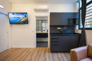 una cocina con fregadero y encimera en B IM La Latina-City Centre-WiFi-AC-SmartTV B, en Madrid