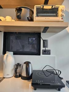 una encimera de cocina con una tostadora y un horno tostador en Banaue Glass Cabins, en Banaue