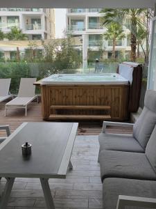 Posezení v ubytování בראון 42 סוויטת גן 2 חדרים עם גקוזי מפנק במרפסת