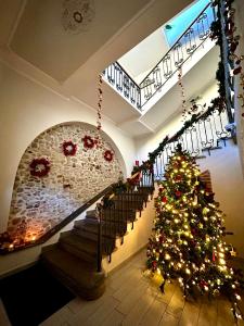 Un árbol de Navidad en una habitación con una escalera en Hice Room Lungomare Fronte Mare, en Catanzaro