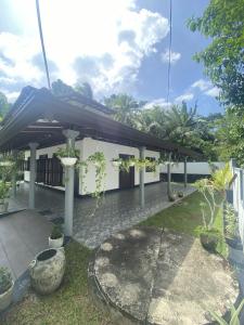 Κήπος έξω από το Villa Manthara