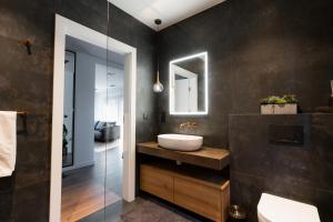 Zamkowy Zakątek - Luksusowe domki z jacuzzi في Nowy Wiśnicz: حمام مزود بحوض ومِرآة +58 صورة