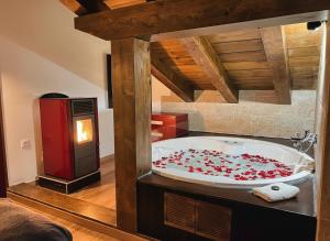 a bathroom with a tub filled with red hearts at Apartamentos Spa Casco Histórico de Isla in Isla