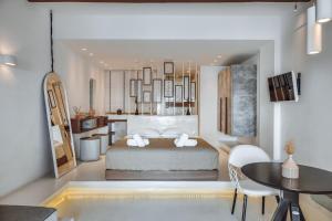 Un dormitorio con una cama y un comedor. en Oia Suites, en Oia