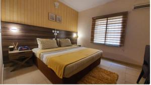 una camera da letto con un letto, una scrivania e una finestra di RENOVAR- A Prime Atlantic Haven 