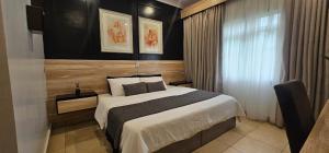 una camera da letto con un letto grande e una finestra di RENOVAR- A Prime Atlantic Haven 