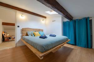 Postel nebo postele na pokoji v ubytování La Casa Savary Charm & Comfort of Lauragais 140 m2