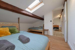 Postel nebo postele na pokoji v ubytování La Casa Savary Charm & Comfort of Lauragais 140 m2