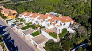 una vista aerea di una grande casa bianca con tetti rossi di Gerry&Lotti Apartment a Son Bou