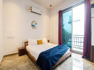 um quarto com uma cama e uma janela grande em Ventara Bliss Bungalow by Palette | Pvt Pool | Lonavala em Kārli mais 63 fotografias