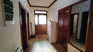 Habitación con pasillo con nevera y puerta en Vila na Rtnju, en Rtanj
