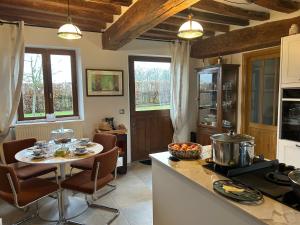 Kuchyň nebo kuchyňský kout v ubytování La Maison Les Charmes - Calme - Confort - Grand jardin