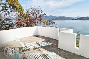 una casa con vista al agua en ist villa 06 Private Beachfront Sleeps 16, en Wada