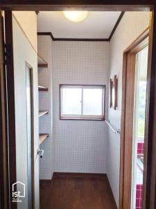 un pasillo de una casa con ventana en ist villa 06 Private Beachfront Sleeps 16, en Wada 31 fotos más