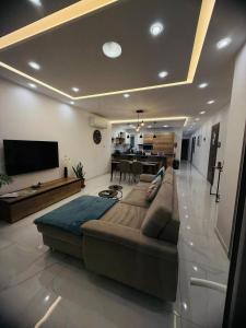 TV a/nebo společenská místnost v ubytování Family Comfort 3 Bedroom Apt