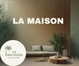 une pancarte qui dit « la malcolm » avec un canapé et une table dans l'établissement La Balinaise, aux Mathes 18 autres photos