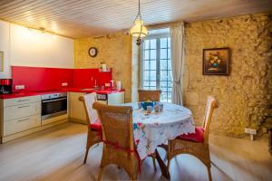 Kuchyň nebo kuchyňský kout v ubytování Le Rossignol - La Cipière Gîtes