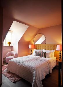 Un dormitorio con una cama grande y una silla en Häckeberga Slott, en Genarp