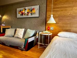 ein Wohnzimmer mit einer Couch und einem Bett in der Unterkunft Shinjuku 1003 in Tokio