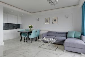 Posezení v ubytování Waterlane Island - Riverview Pool, SPA, Gym & Parking by Downtown Apartments + 42 fotografií