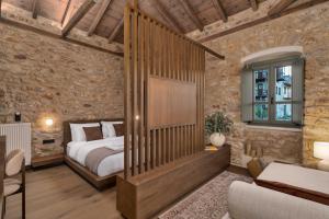 Ένα ή περισσότερα κρεβάτια σε δωμάτιο στο Nema Dimitsana Suites