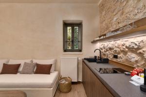Η κουζίνα ή μικρή κουζίνα στο Nema Dimitsana Suites