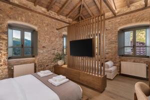 Μια τηλεόραση ή/και κέντρο ψυχαγωγίας στο Nema Dimitsana Suites