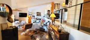 TV a/nebo společenská místnost v ubytování Les Cyprès de Chaume