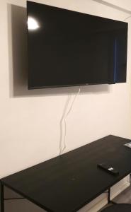 TV a/nebo společenská místnost v ubytování M&J Apartments Cygnaeus + 4 fotografie