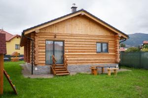 une cabane en rondins avec un banc devant elle dans l'établissement Zrub Polomka, à Brezno