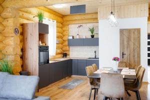 une cuisine et une salle à manger avec une table et des chaises dans l'établissement Zrub Polomka, à Brezno