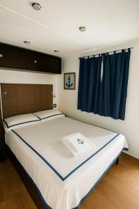 Postel nebo postele na pokoji v ubytování The Beach Camping Village