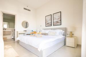 Postel nebo postele na pokoji v ubytování Elegant Studio apartment in Yas Golf collection with Balcony and Free parking l Near Yas water world & Ferrari World & Warner brothers