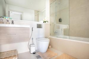 Koupelna v ubytování Elegant Studio apartment in Yas Golf collection with Balcony and Free parking l Near Yas water world & Ferrari World & Warner brothers + 41 fotografií