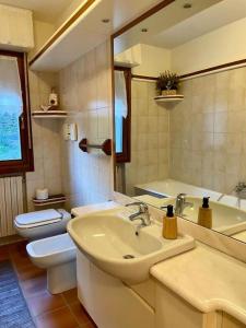 a bathroom with a sink and a tub and a toilet at Bormio 5 min - Casa Simona with Wifi and FreePark in Valdisotto +28 photos