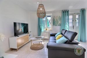 un salon avec un canapé et une télévision dans l'établissement Cote rivage, à Cherrueix