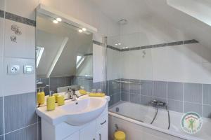 une salle de bains avec lavabo et baignoire dans l'établissement Cote rivage, à Cherrueix 31 autres photos