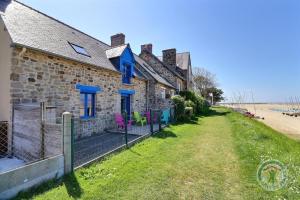 une ancienne maison en pierre sur la rive de la plage dans l'établissement Cote rivage, à Cherrueix