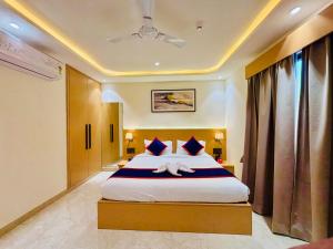 un dormitorio con una cama grande en una habitación en Zip By Spree Hotels R Group, en Kota