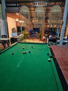 Τραπέζι μπιλιάρδου στο Top View Hostel & Restaurant