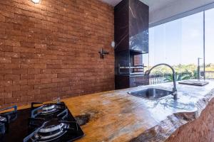 Η κουζίνα ή μικρή κουζίνα στο Sítio com 5 suítes , piscina, vista incrível