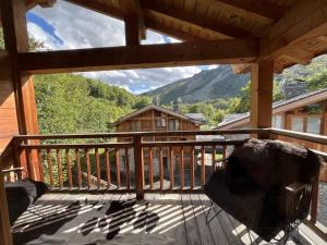 einen Balkon einer Hütte mit Bergblick in der Unterkunft Le Cochet by Lodji in Saint-Martin-de-Belleville